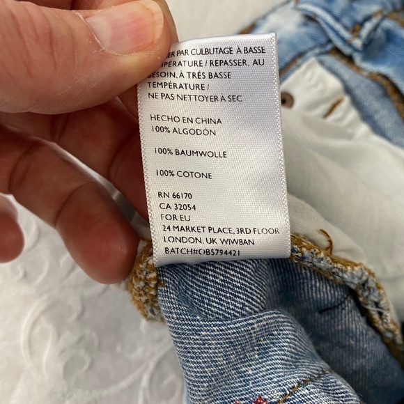 BDG Urban Outfitters Distressed Denim Women's Light Wash Cut-off Jean Shorts‎ - Picture 8 of 12